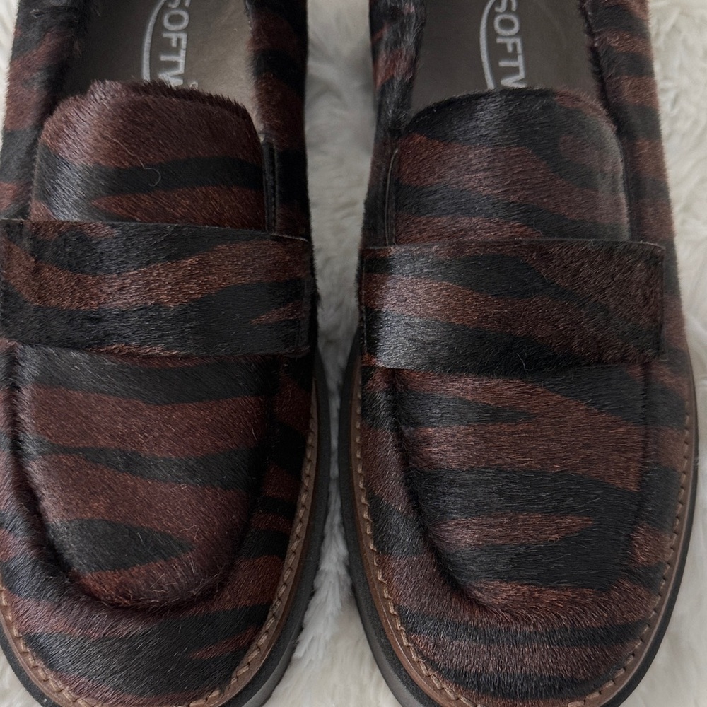 Elegant Women's Brown and Black Loafers - Picture 6 of 7